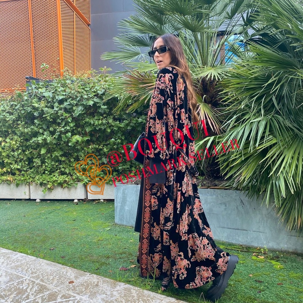 BLOGGERS FAV ZARA FLORAL PRINTED VELVET KIMONO - Picture 4 of 16